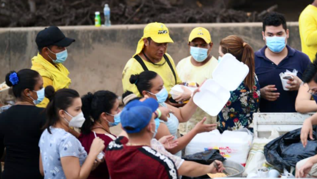Ciudadanos se solidarizan llevando alimentos a rescatistas del deslave en Nejapa ciudadanos-se-solidarizan-llevando-alimentos-a-rescatistas-del-deslave-en-nejapa